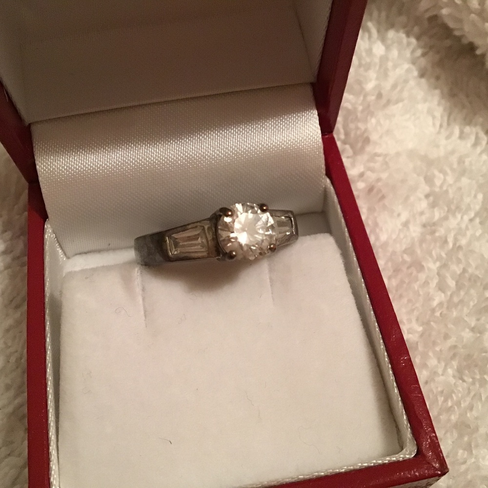 Elegant Silver Ring with Clear Gemstone
